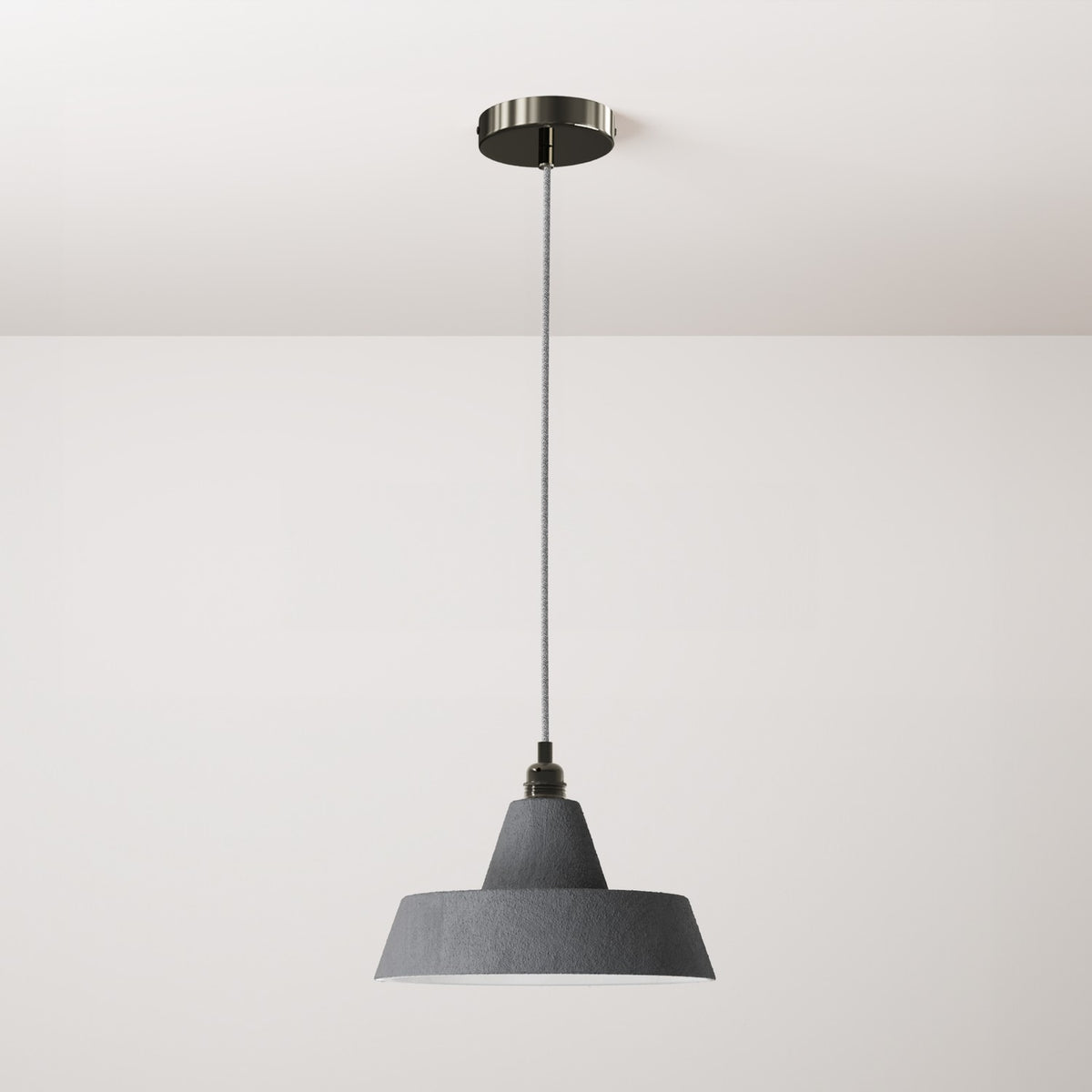 Lampada a sospensione completa di cavo tessile, paralume in ceramica Industriale e finiture in metallo - Effetto cemento