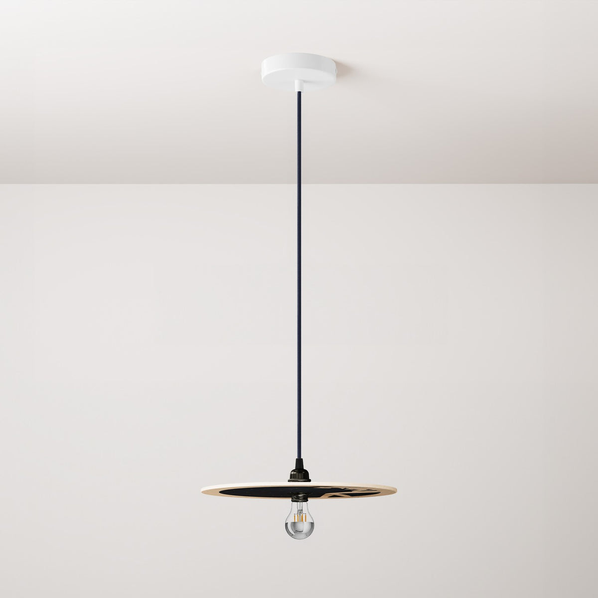 Lampada a sospensione completa di cavo tessile, paralume in legno UFO double-face e finiture in metallo - Chiara Fucà