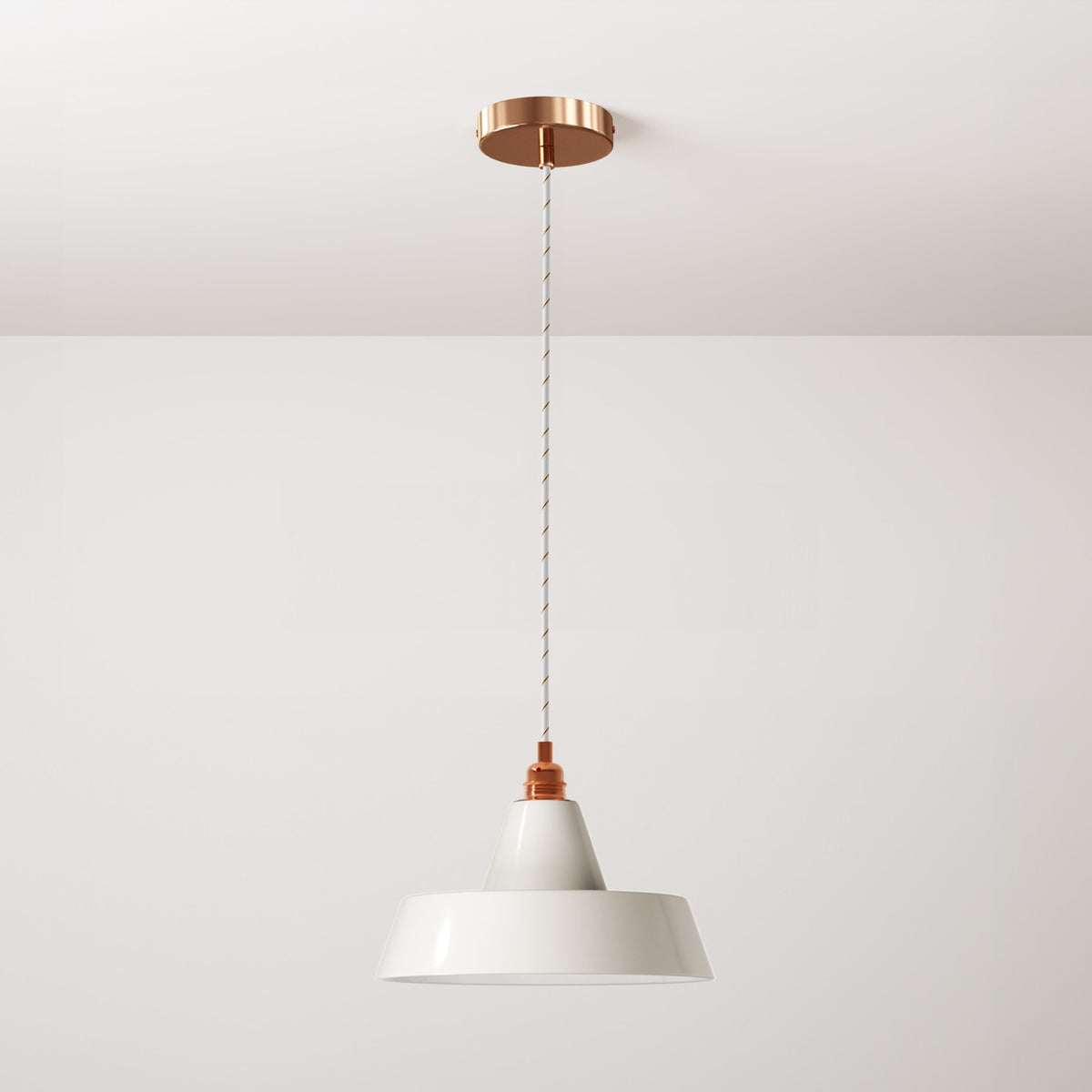 Lampada a sospensione completa di cavo tessile, paralume in ceramica Industriale e finiture in metallo - Bianco lucido