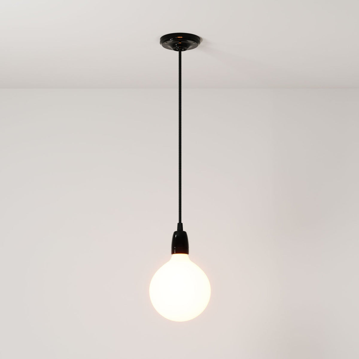 Lampada a sospensione completa di cavo tessile e finiture in porcellana colorata - Nero