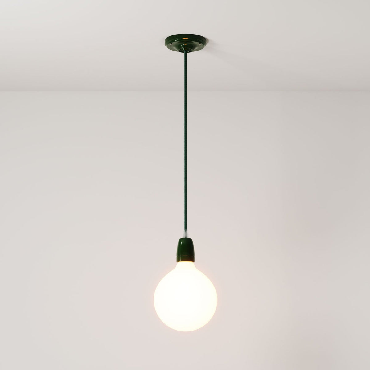 Lampada a sospensione completa di cavo tessile e finiture in porcellana colorata - Verde
