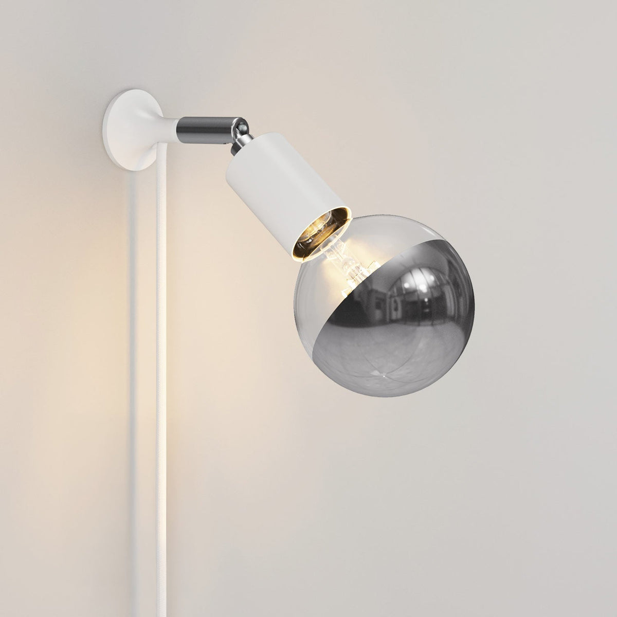 Lampada da parete MAG-Y con snodo e lampadina mezza sfera - Bianco opaco