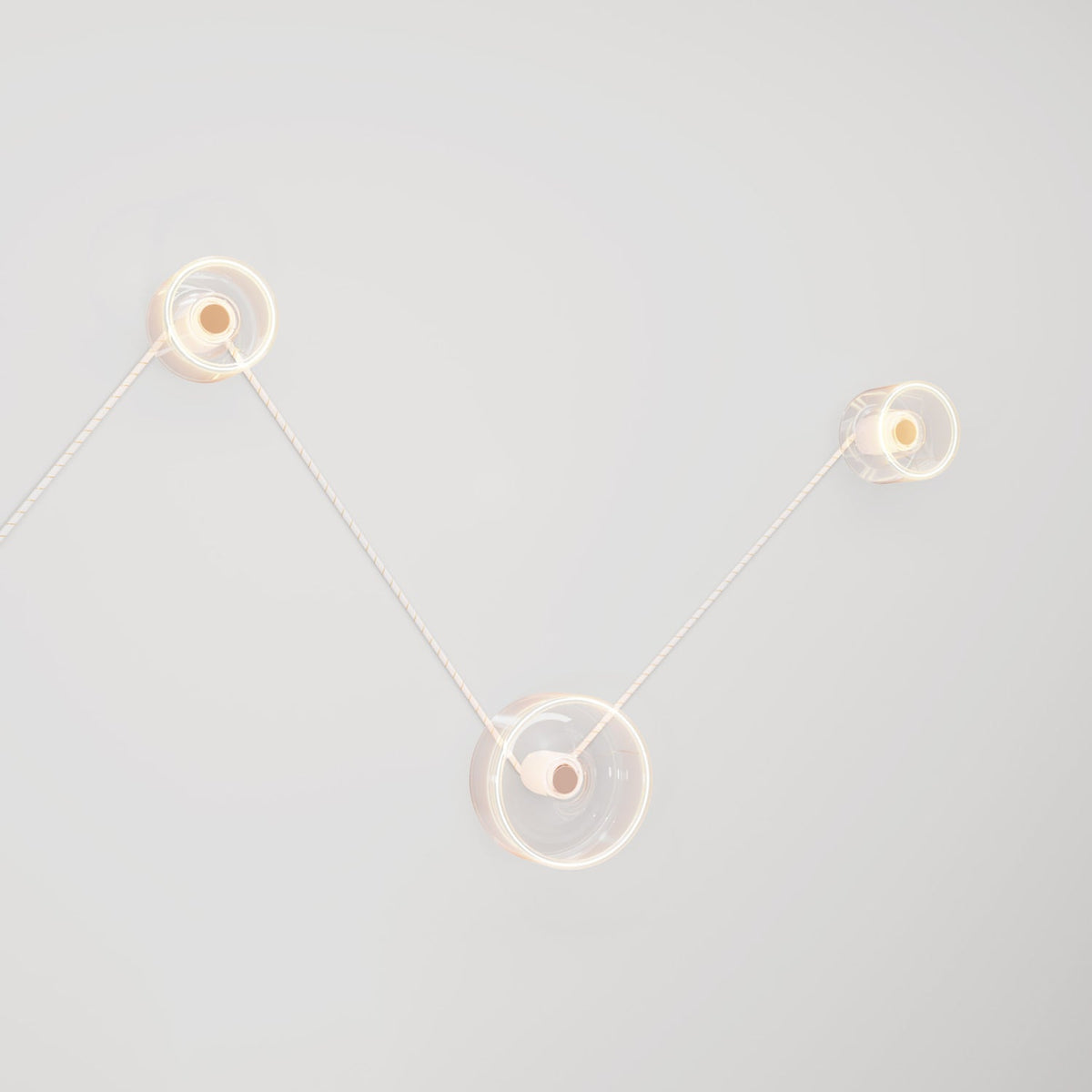 Lampada da parete Spostaluce con 3 lampadine Ghost e cavo bianco e oro