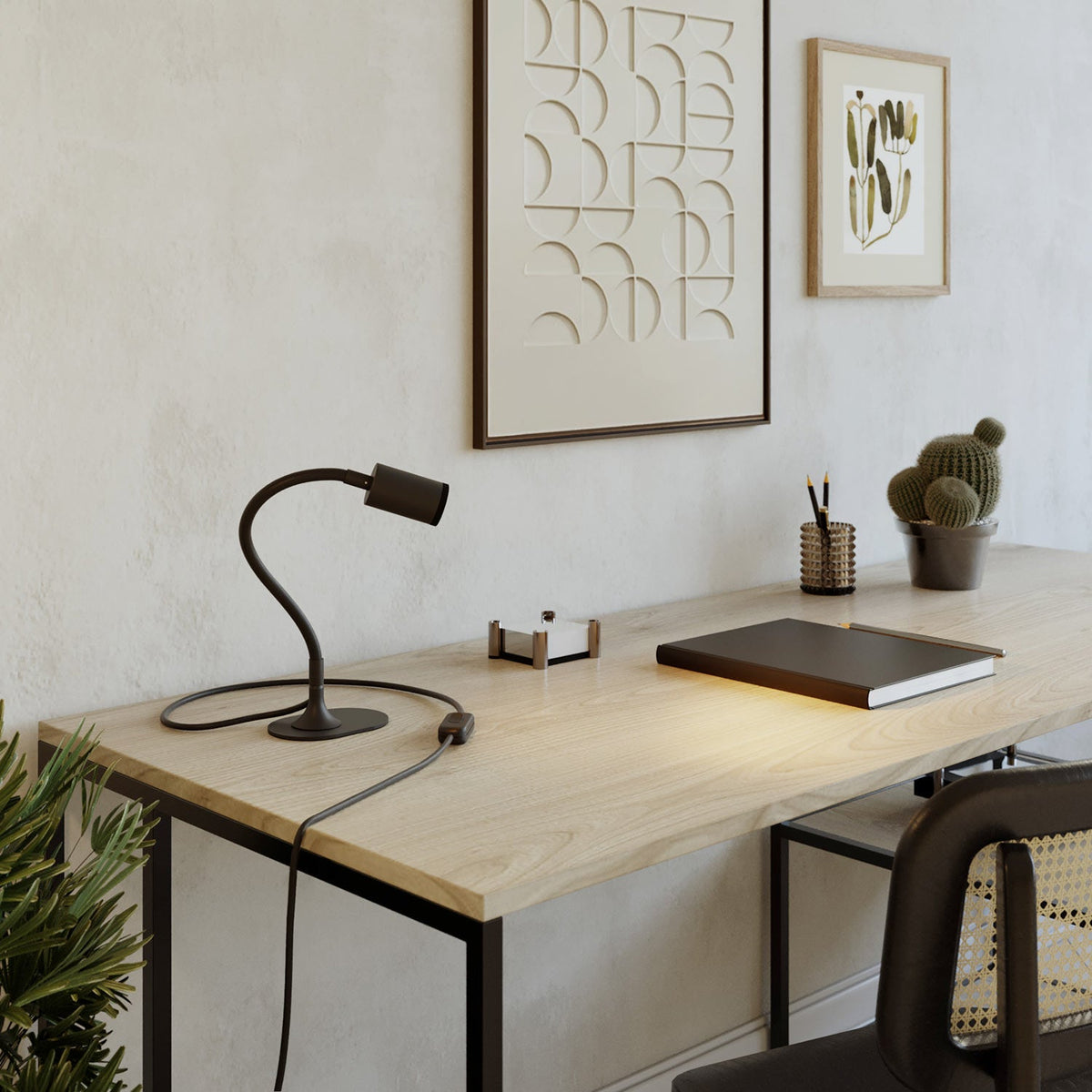 Lampada da scrivania MAG-Y con Flex, base metallica ovale e luce spot - Nero