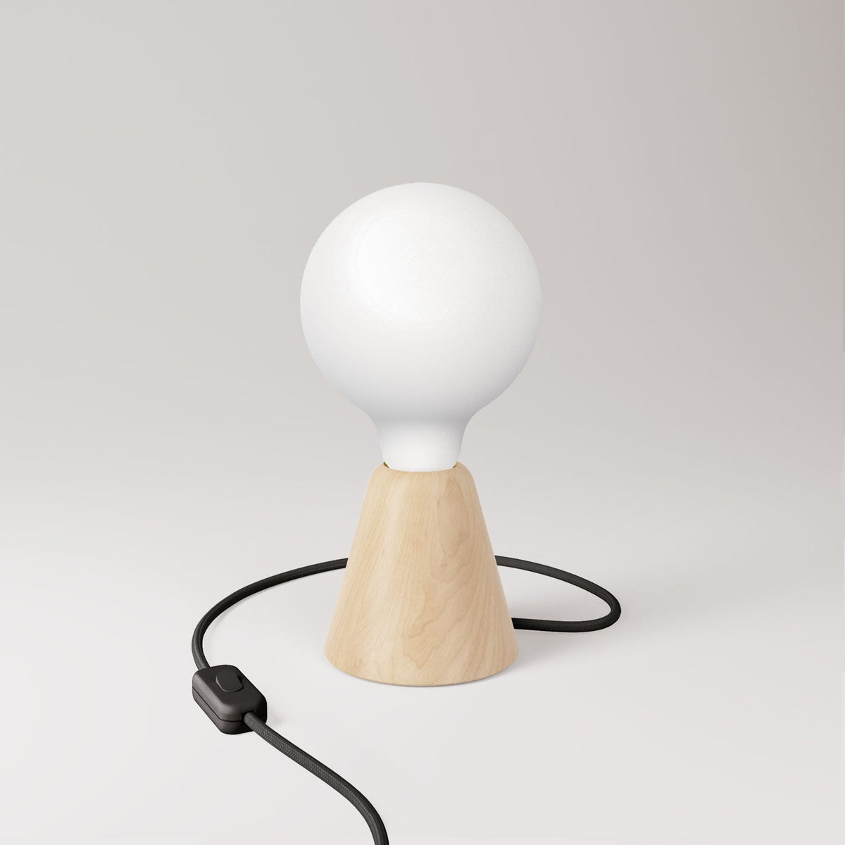 Lampada da tavolo con base in ontano, lampadina a effetto porcellana, cavo RM04 e spina EU