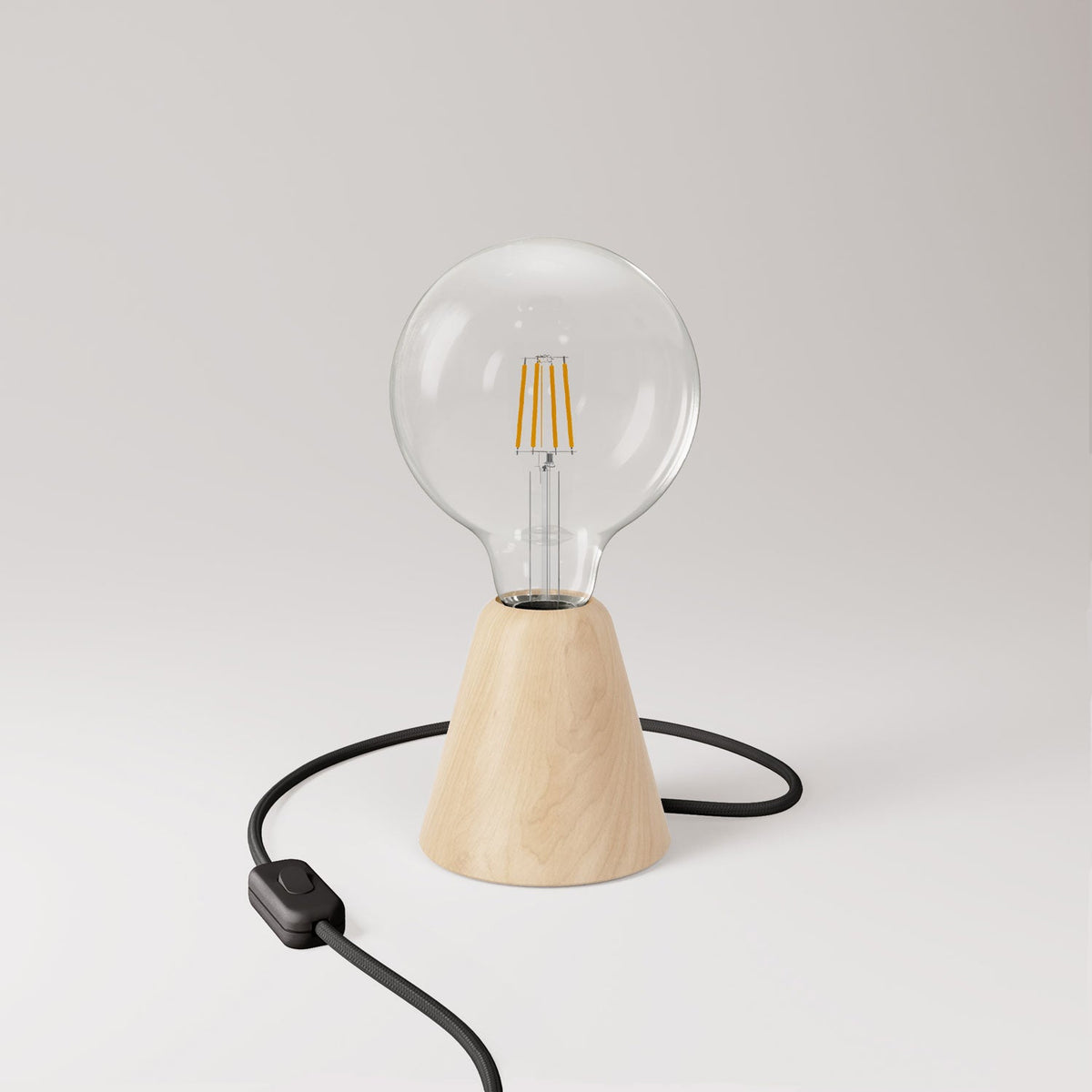 Lampada da tavolo con base in ontano, lampadina trasparente, cavo RM04 e spina EU