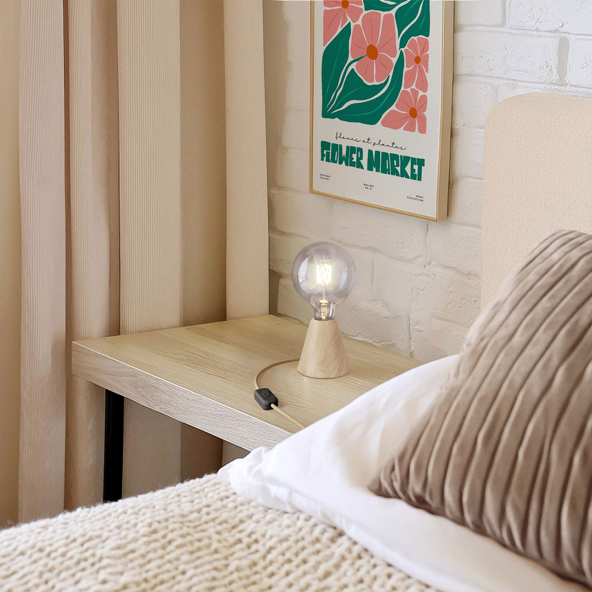 Lampada da tavolo con base in ontano, lampadina trasparente, cavo RN06 e spina EU