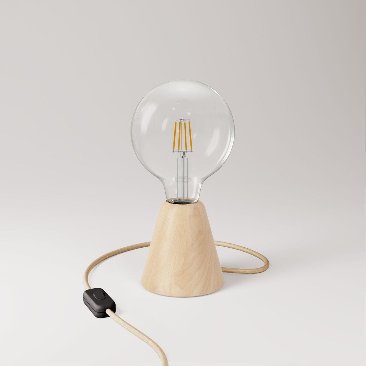 Lampada da tavolo con base in ontano, lampadina trasparente, cavo RN06 e spina EU