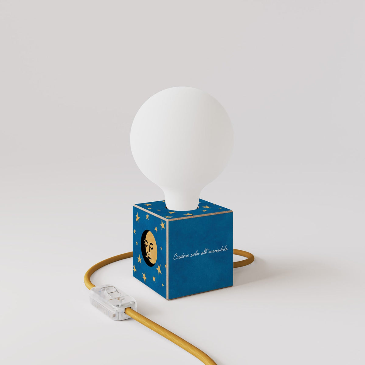 Lampada da tavolo Cubetto "La luna" con lampadina globo effetto porcellana - Santomanifesto