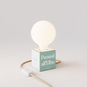 Lampada da tavolo Cubetto "Pensati all’Elba" con lampadina globo effetto porcellana - Tuttapolpa