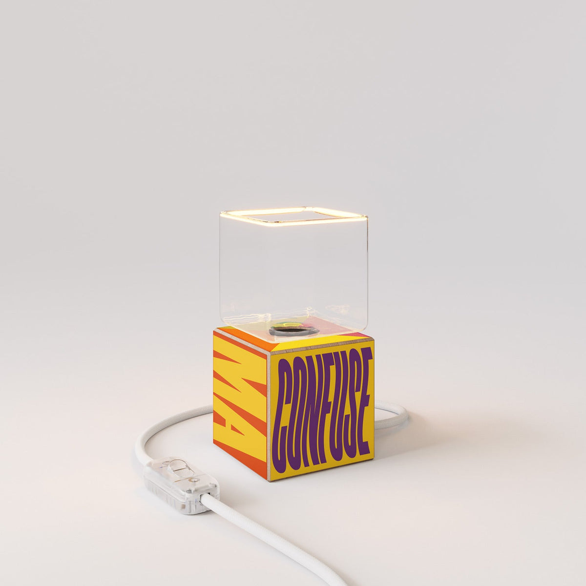 Lampada da tavolo Cubetto "Poche idee ma confuse" con lampadina Ghost - Santomanifesto