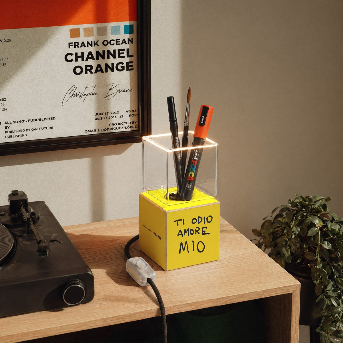 Lampada da tavolo Cubetto "Ti odio amore mio" con lampadina Ghost - Santomanifesto