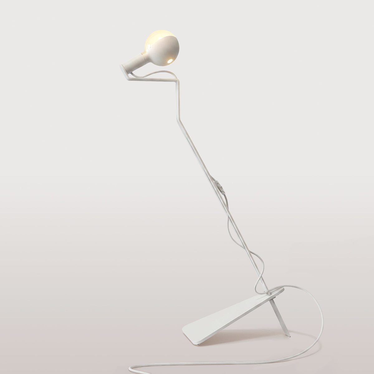 Lampada da terra inclinabile con lampadina LED G125 verniciata - Mario Talia - Bianco