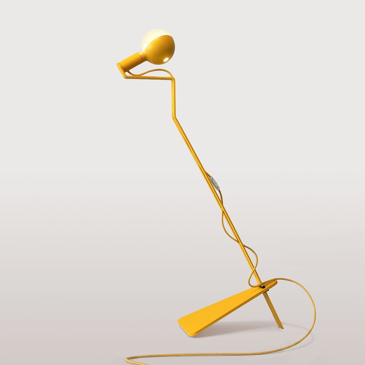 Lampada da terra inclinabile con lampadina LED G125 verniciata - Mario Talia - Giallo