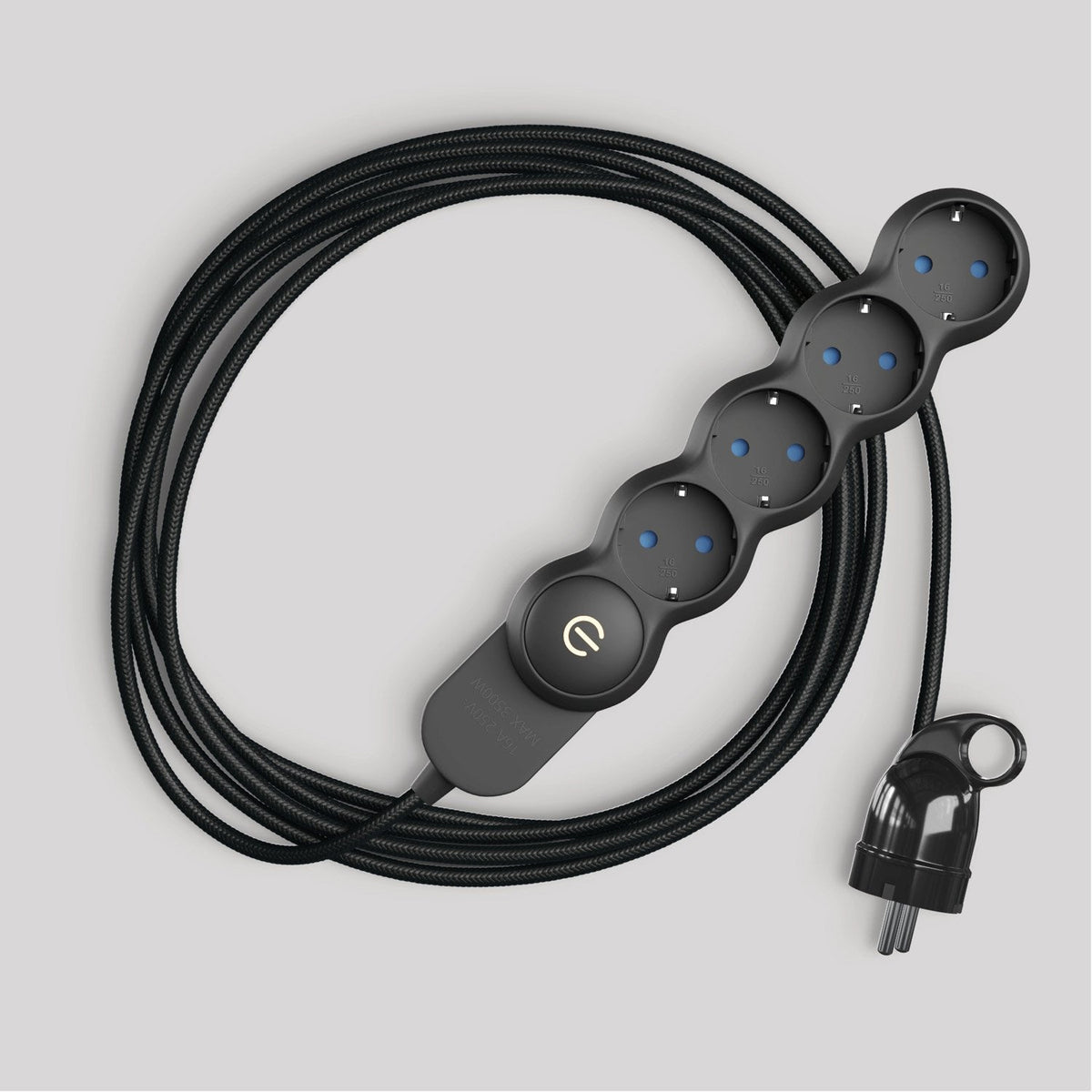 Multipresa tedesca con cavo in tessuto nero lucido e spina Schuko con anello comfort Nero